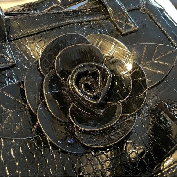 Black alligator-look vinyl purse w/ 3-D flowe design. Magnetic closure snap - Picture 8 of 10